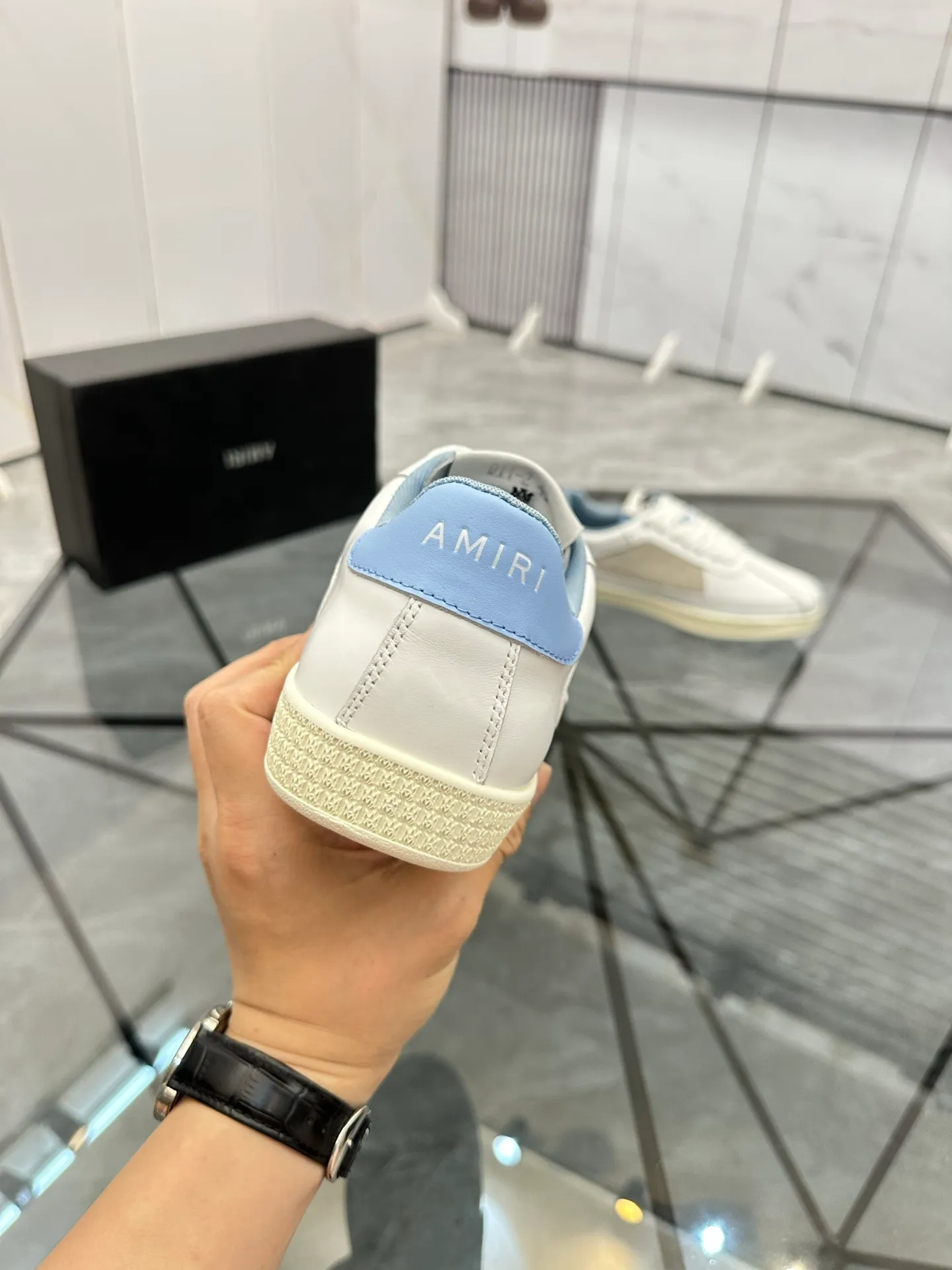 Men's shoes: 💰P420¥ Product trademark: AMIRI* "Amir*" low-top casual shoes Regular size: 38-45 (can be customized to 46) Product material: imported cowhide upper, breathable lining, original outsole. Number: 001